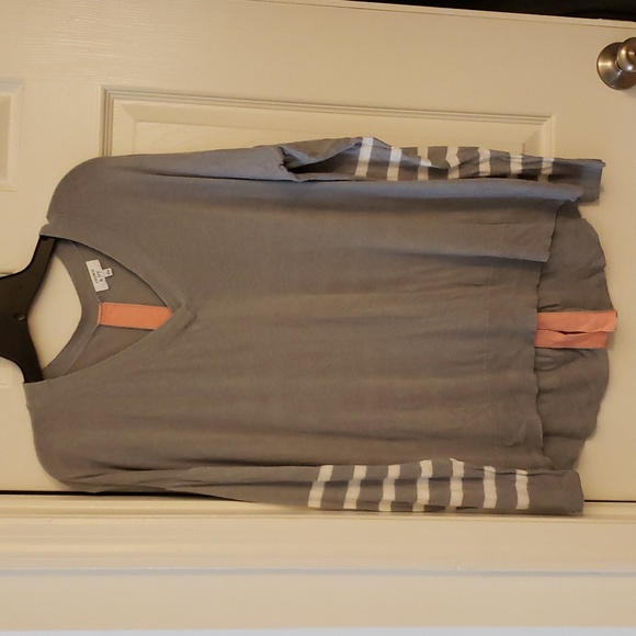 Crown & Ivy Lightweight Gray Sweater Large - Picture 1 of 3